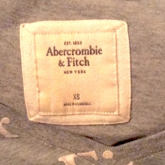 ➡️ABERCROMBIE & FITCH⬅️ PLUNGE V-NECK GRAPHIC LOGO FITTED T-SHIRT EUC🩶 - Picture 5 of 6